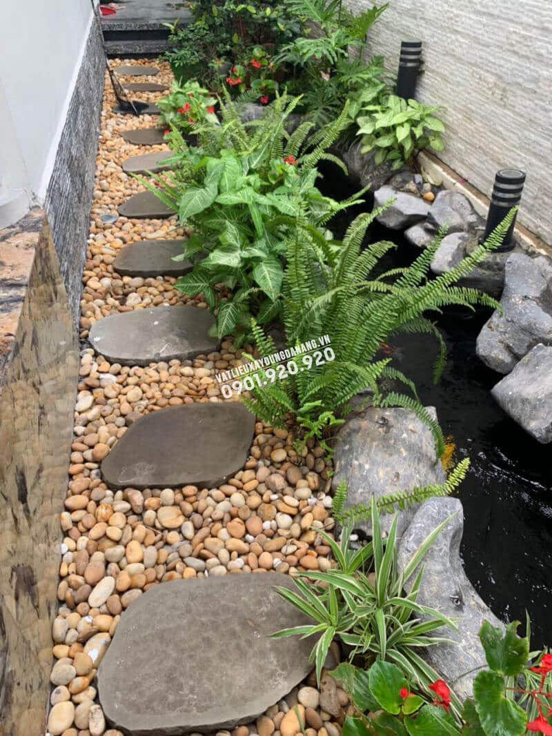 Tiểu cảnh mini nổi bật với lối đi đá tự nhiên kết hợp rải sỏi đá cuội nhỏ