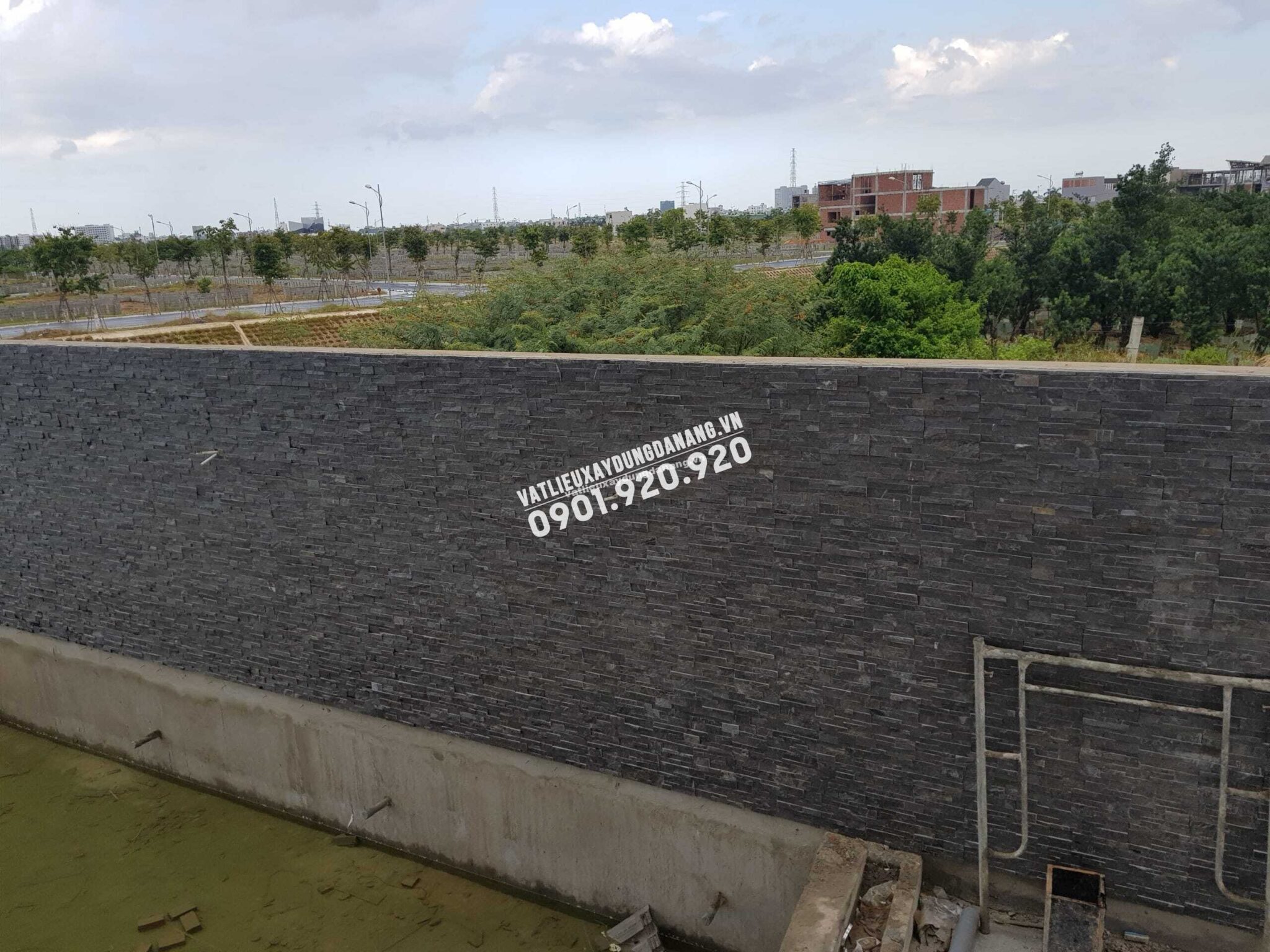 hàng rào ốp đá que ghép xanh đen Đà Nẵng rotated