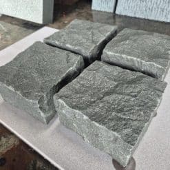 Đá cubic xanh sa thạch đục tay 10x10x5cm