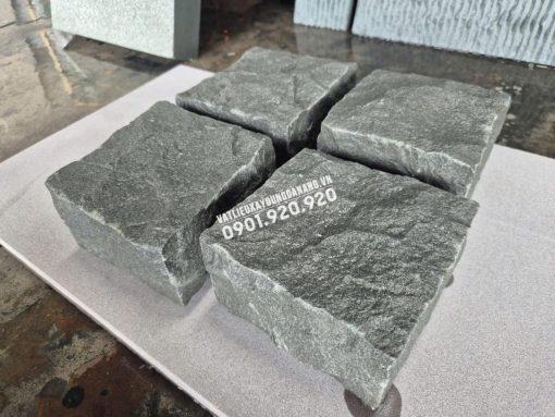 Đá cubic xanh sa thạch đục tay 10x10x5cm