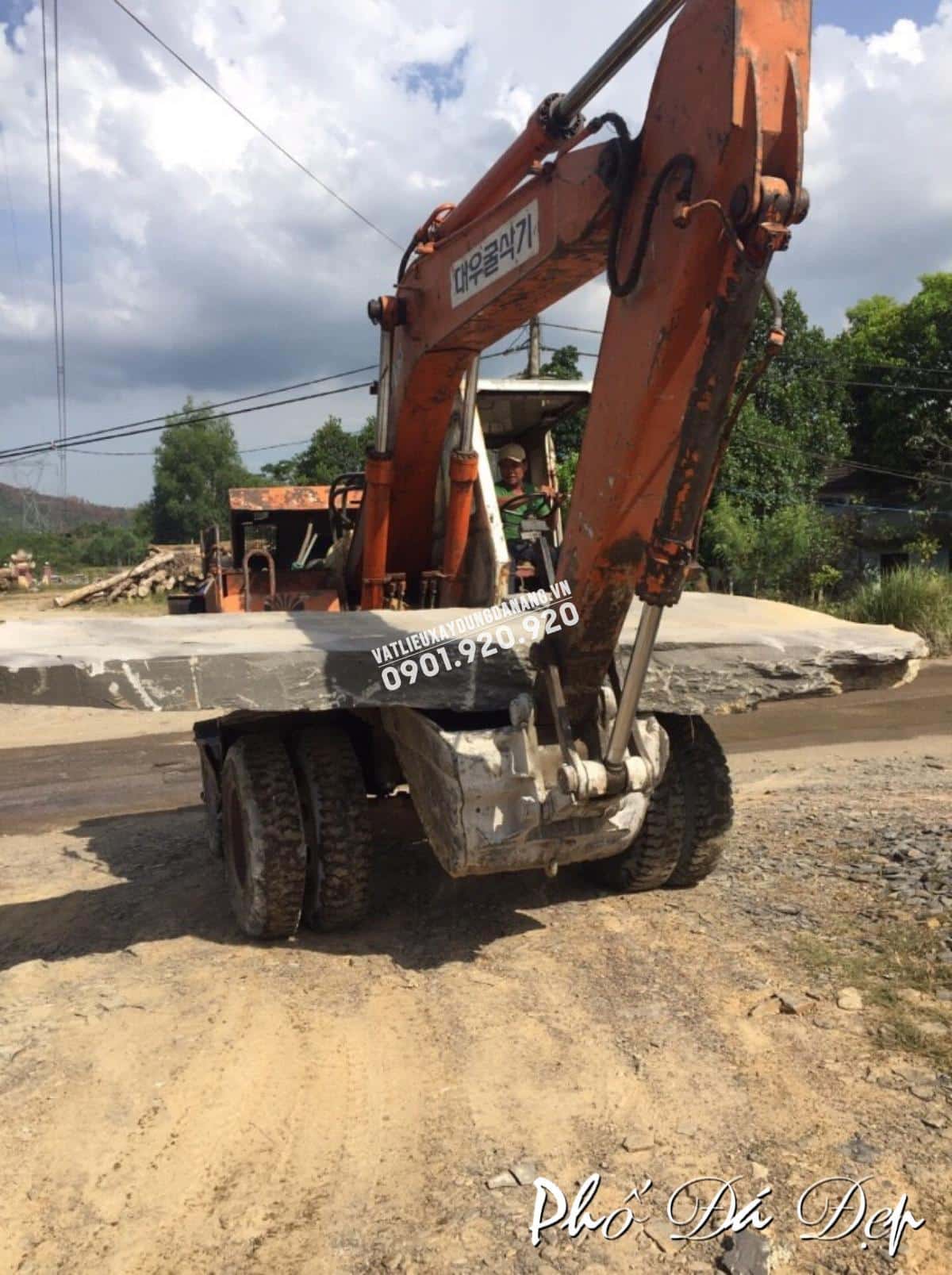 Đá Xanh Đen Bóc Thô Lồi Kích Thước Lớn