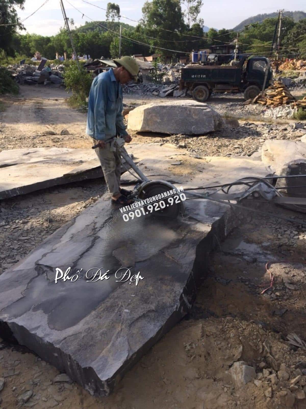 Đá Xanh Đen Bóc Thô Lồi Kích Thước Lớn