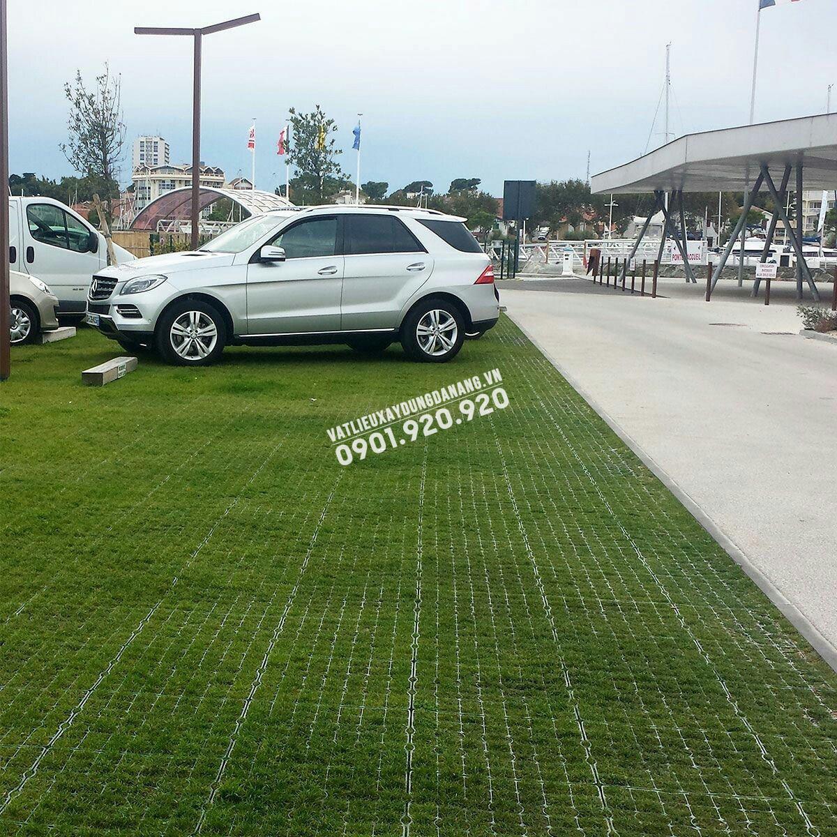 MÔ HÌNH SÂN VƯỜN VỚI SỰ KẾT HỢP GIỮA CỎ VÀ GẠCH LỖ BÊ TÔNG